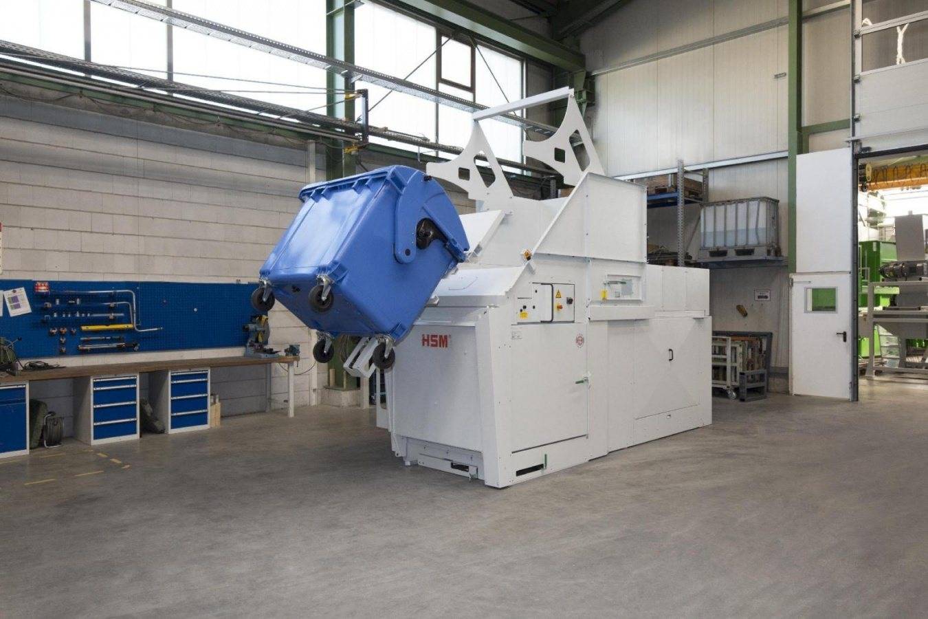 Simple Emptying of large Refuse Containers HSM HL 7009 MGB – the compact horizontal baling press for industry 
