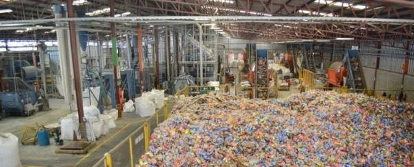 Fig. 1) In Honduras the collection rate of PET bottles amounts to 84 %. 2000 t PET bottles per month are treated with the plant technology from Herbold Meckesheim.