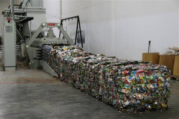 Recycling von Kartonage, PET und Aluminium-Getränkedosen Europas größter Logistikdienstleister Euro Pool System in Ungarn mit neuer Recycling Halle
