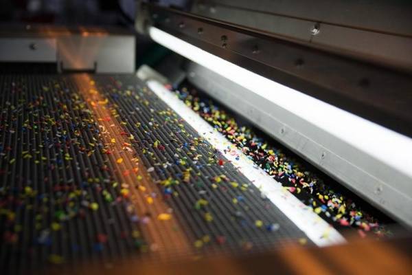 PET-Flake-Sortieranlage komplett aus Sesotec Hand Neue Generation des bewährten Multi-Sensor-Sortiersystems FLAKE PURIFIER