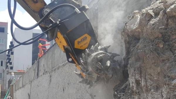 Abbrechen und Bauen mit der Fräse MB Crusher 