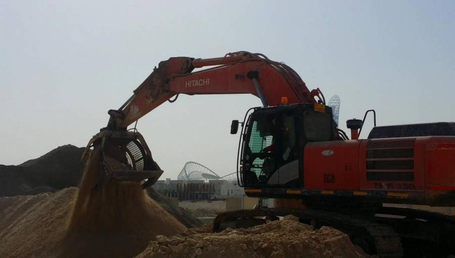 MB-BRECHER IM ANGRIFF FÜR DIE FIFA-WELTMEISTERSCHAFT IN KAT Der Sieblöffel MB-S18 bei der Arbeit auf dem Gelände der Al Furousiya Street in Doha