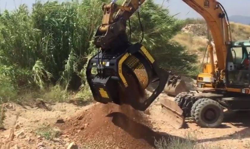 Vamos a la playa. Richtiges Abfallmanagement: die Reinigung des Strandes von Oliva in Valencia