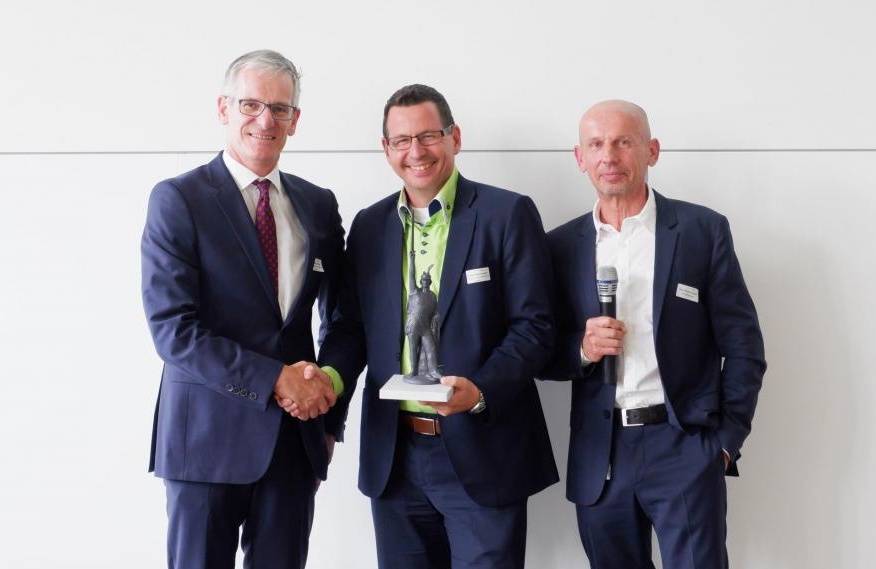 Gneuß erhält Innovationspreis  Schnelle und wirtschaftliche Aufbereitung von PET-Industrie- und Post-Consumer-Abfälle