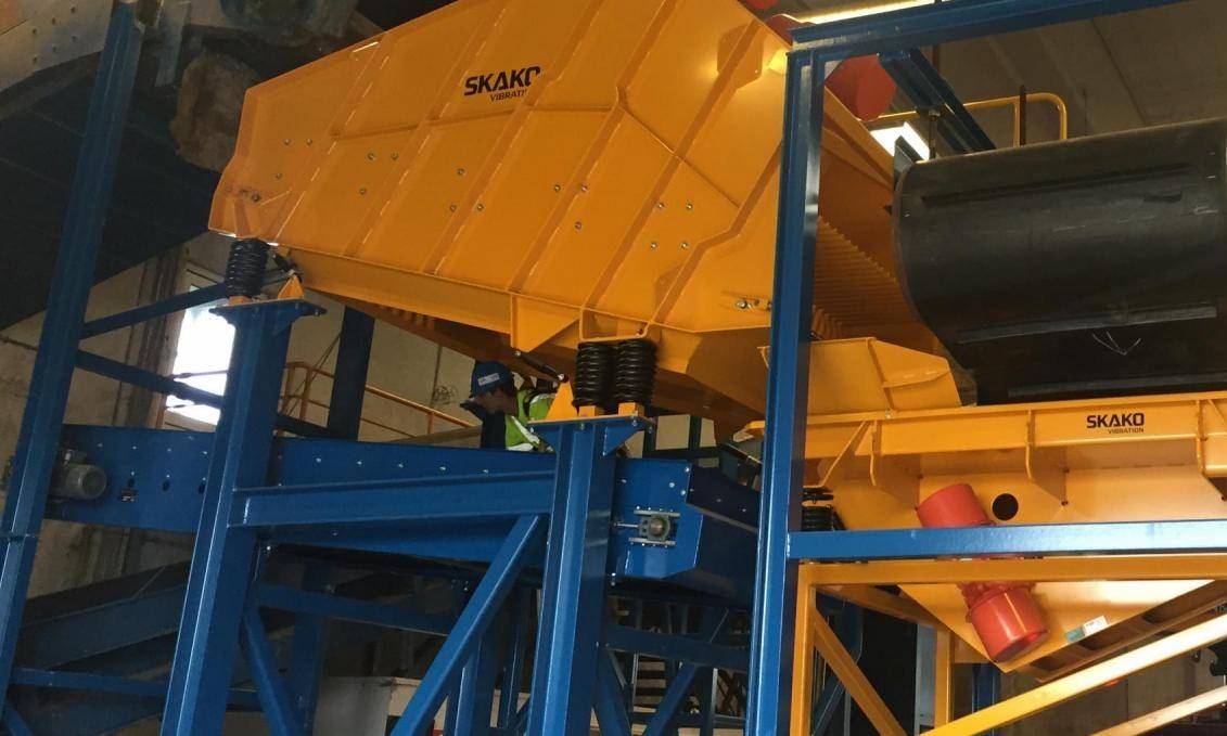 SKAKO-Recycling: Vibrationen helfen Robotern beim Sortieren  ür die Sortierung der gemischten Kunststoffsorten ist eine Vorsortierung wichtig, bei der das SKAKO Fingersieb hilft, die Abfallballen in kleinere Fraktionen zu trennen.