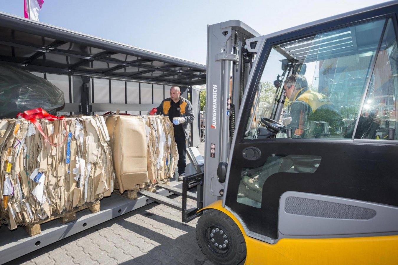 Residual waste becomes recyclable material Hornbach Baumarkt AG is optimising processes with a waste management concept