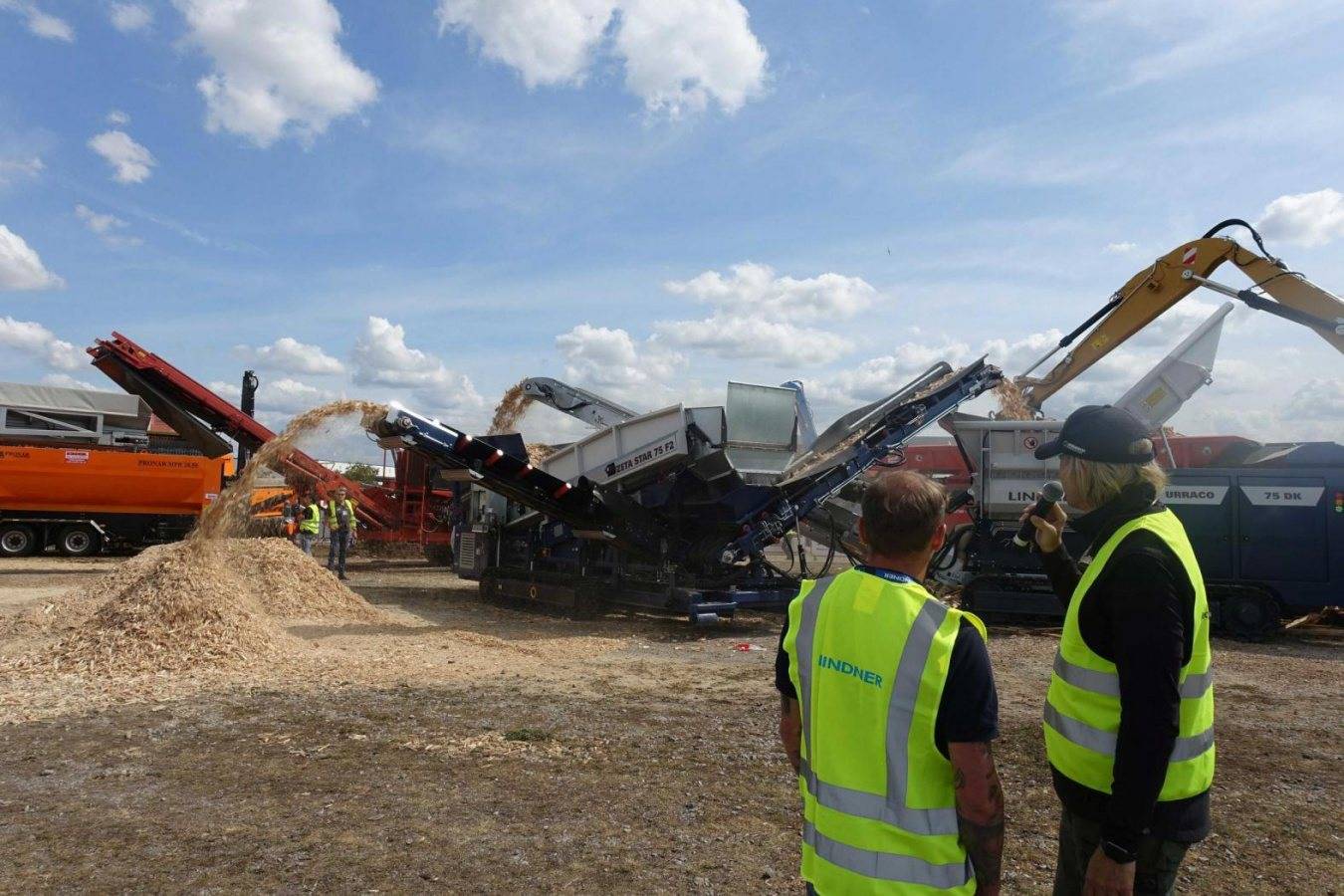 Lindner at RecyclingAKTIV 2019 Perfectly shredded waste wood and scrap metal at a high speed