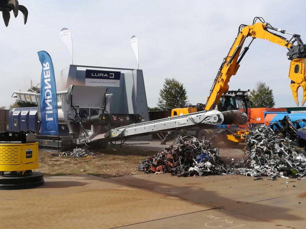 The mobile shredder Urraco 95 DK shredded lightscrap at the scrap & metal demo area to the ideal size for subsequent sorting processes or volume reduction.