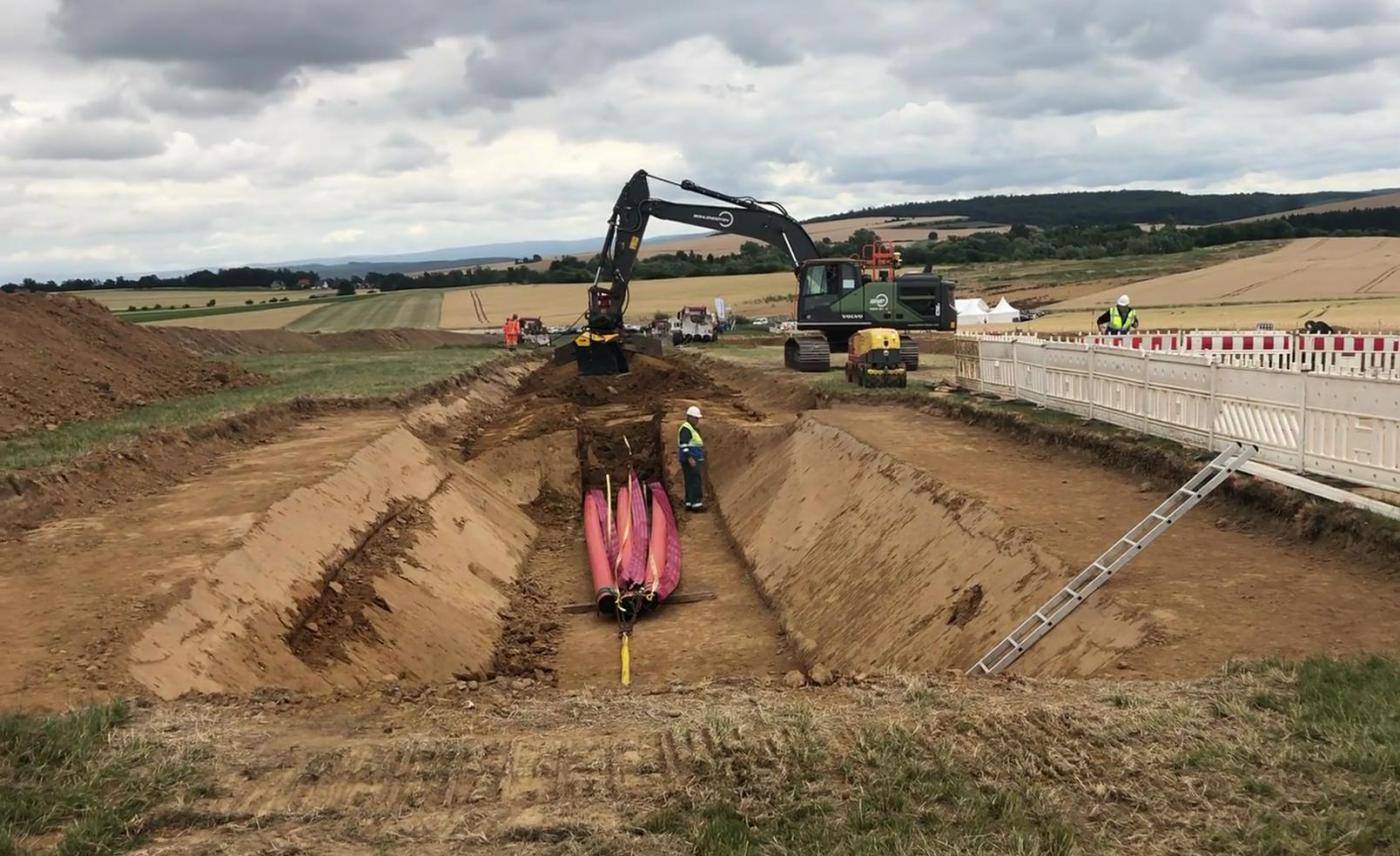 Das ersparnis geht durch das hochsspannungsrohr Ein Schaufelseparator MB-HDS in dem Ground–Friendlyl-Projekt von Wahle-Mecklar