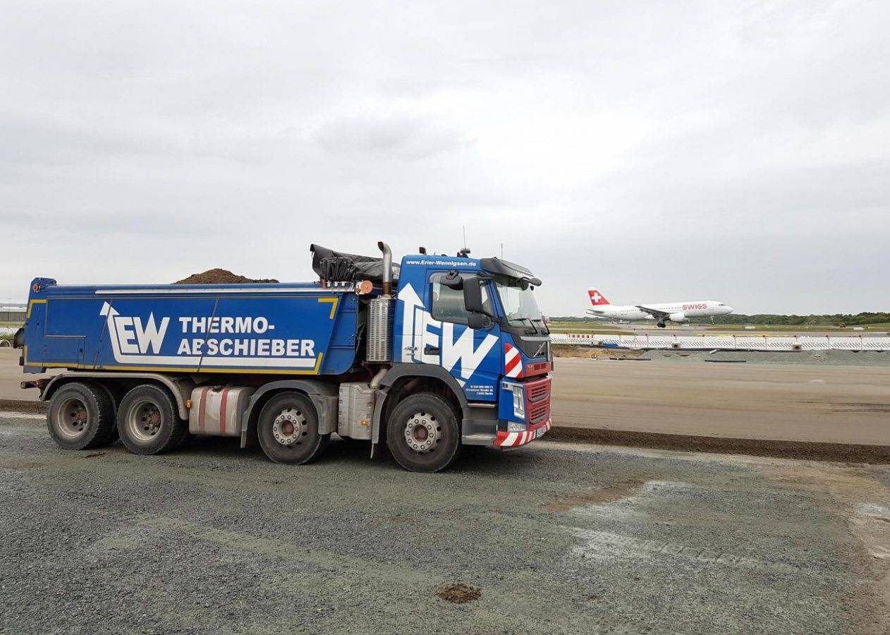 Barding completed, fertig zum Asphaltabschub Vorfeldsanierung während des laufenden Flugverkehrs? Mit Fliegl kein Problem