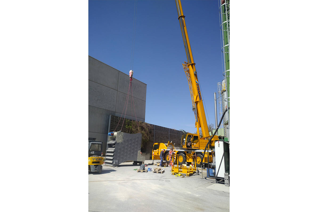 High performance screen aggregates for the asphalt industry RHEWUM supplied various asphalt mixing plant operators with new DF screening units for the season.
