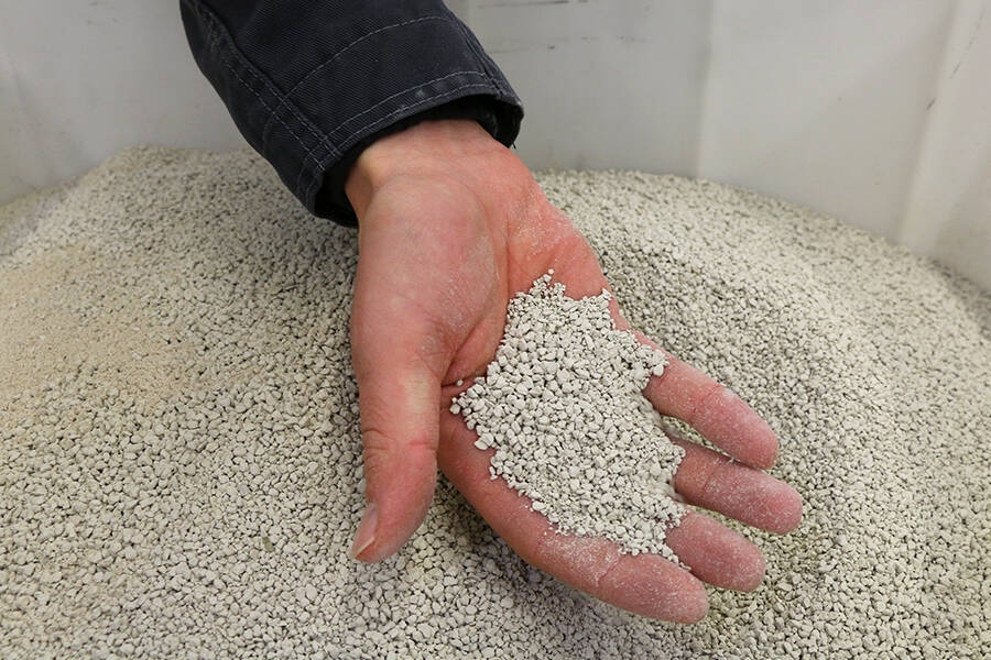Company extends production of cat litter with RHEWUM screening machines 