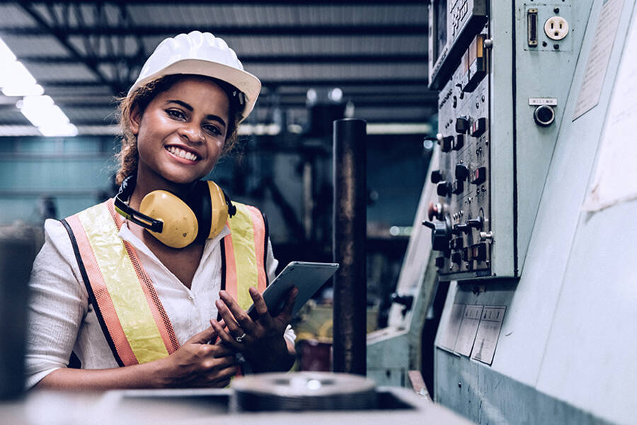 New RHEWUM Remote Service for best customer support at any place and a Not identifying and correcting malfunctions on screening machines can become very expensive for you as a producer. But what to do if the service technician cannot be on site? The new RHEWUM Remote Service provides a solution.