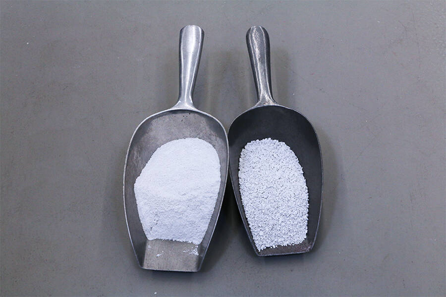 Sodium carbonate perfectly screened with RHEWUM WA In the production of sodium carbonate with fluctuating feed rates and finest separations in the range of 200 µm, many manufacturers rely on the proven screening quality of the RHEWUM WA vibration screening machine to achieve optimum quality of their produ
