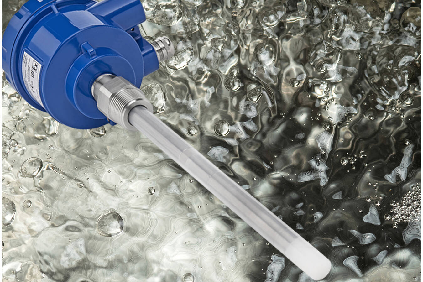 Capacitance level measurement with NivoCapa® in tanks for gas cooling Continuous level measurement in cooling water with H2 gas. There occur process-related low levels of vibration and steamin the atmosphere.