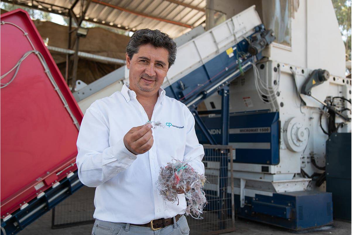 Comberplast säubert Küsten am Rand der Welt mit Lindner Micromat 1500 Das neue 1500-Modell der Lindner Micromat-Serie wurde auf der K 2019 präsentiert und demonstrierte die Zerkleinerung von Fischernetzen als ersten Schritt im Aufbereitungsprozess. Genau dieses Modell ging an den chilenischen Kunststoffrecycler Comberplast.