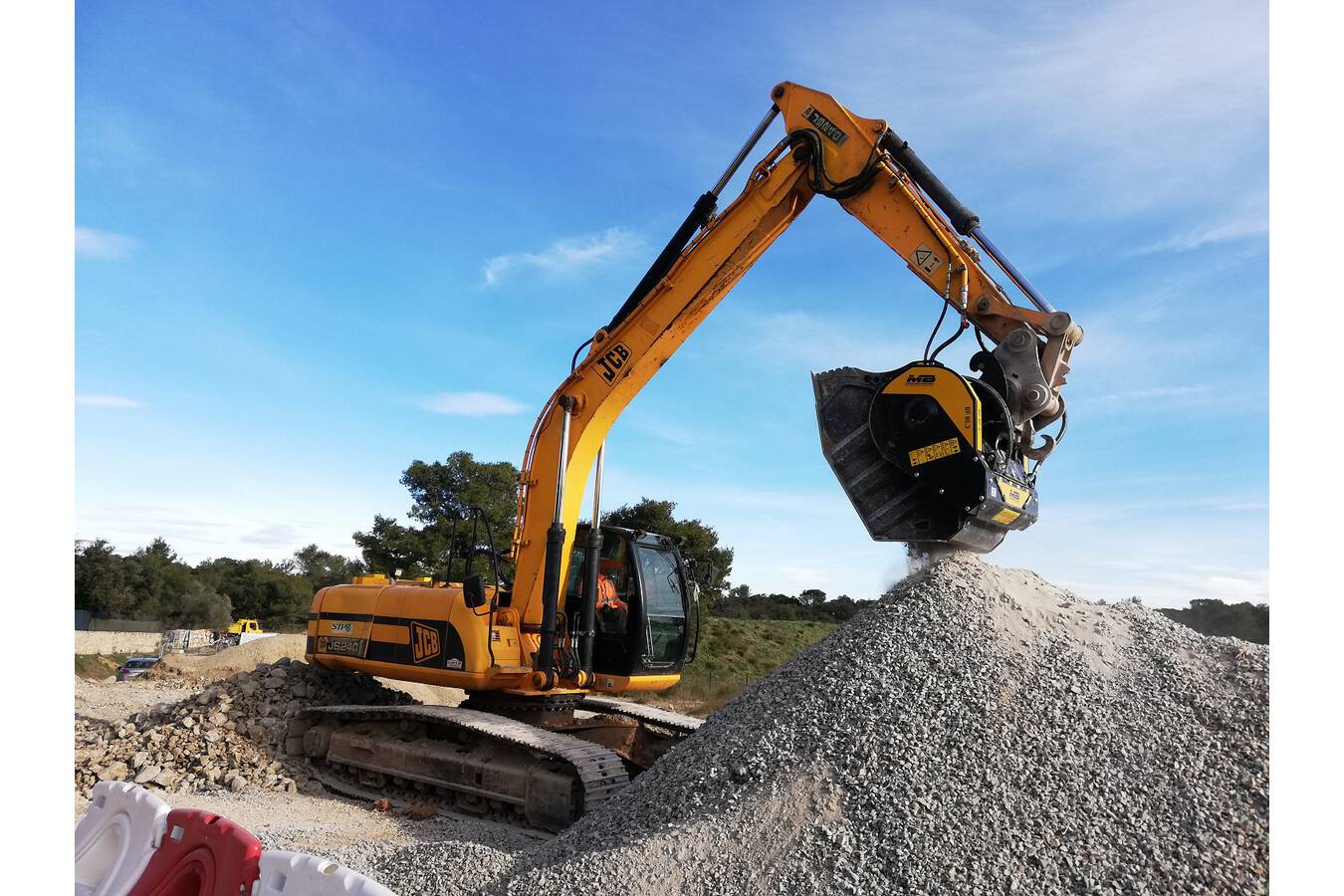 Jede baustelle wird zu einem autonomen recyclingzentrum Mit den MB Crusher Maschinen können Baustellen Material erzeugen, 
sofort und kostenlos verfügbar. Wo auch immer sie sind.
