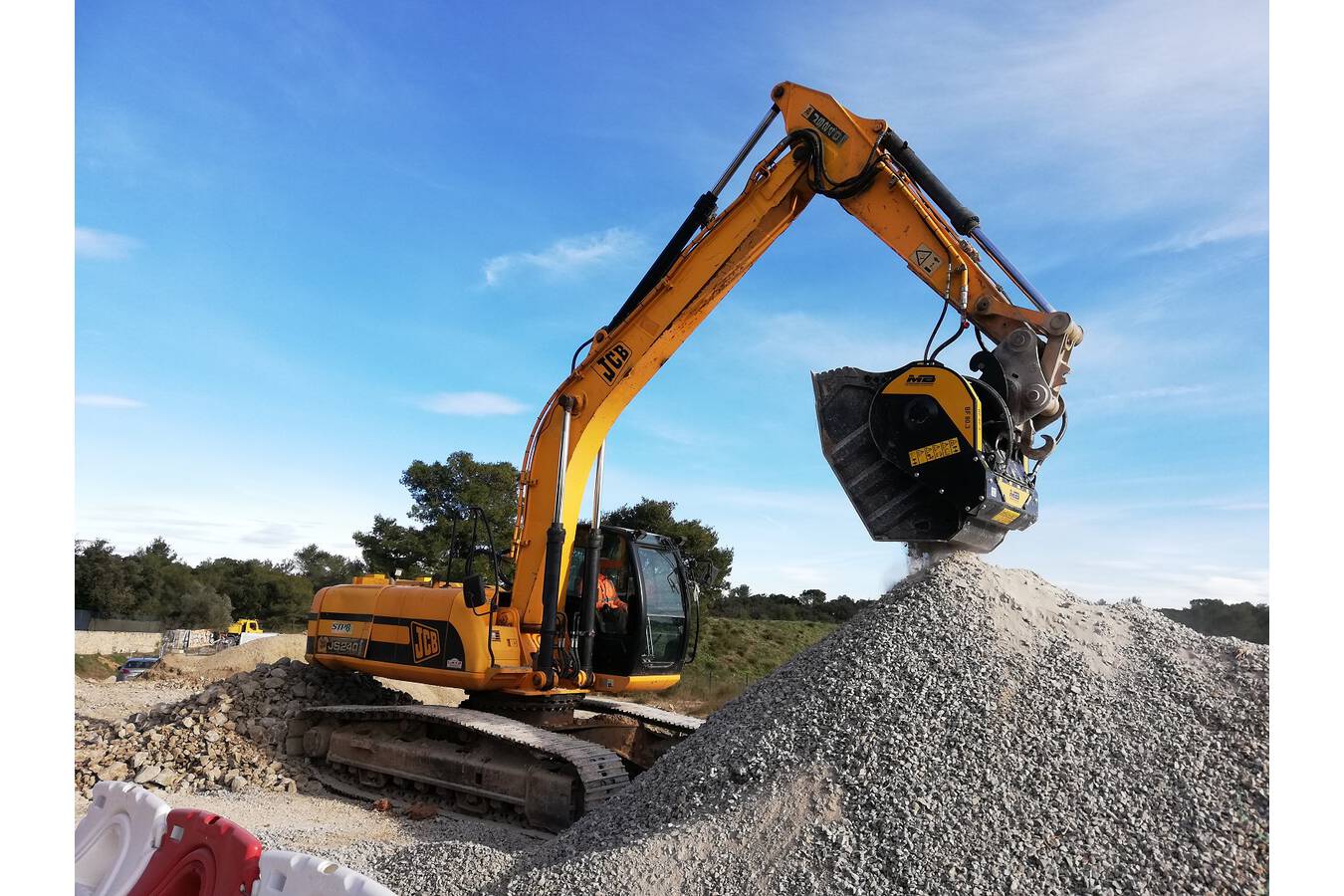 Every job site can become a recycling center With MB Crusher’s equipment, construction sites generate their material and have it available immediately at no extra cost wherever they are. 