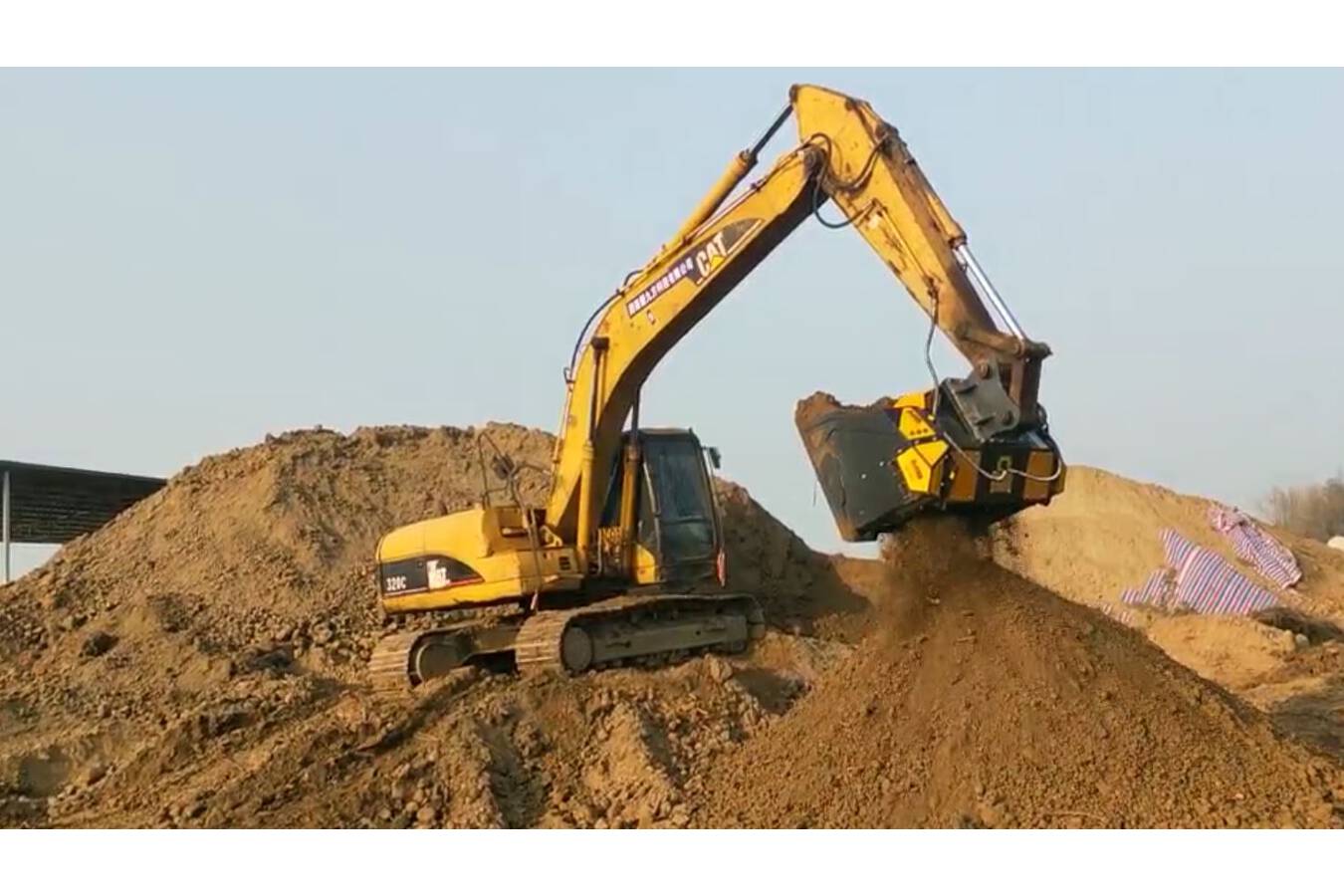 Erde, gesteinsaushub und sand, wie geht man damit  auf der baustelle u Erd- und Gesteinsaushub ist aus ökonomischer, vorschriftsmäßiger und ökologischer Sicht ein heikles Thema. Es gibt jedoch eine Lösung, und sie ist für alle Baustellen verfügbar.

