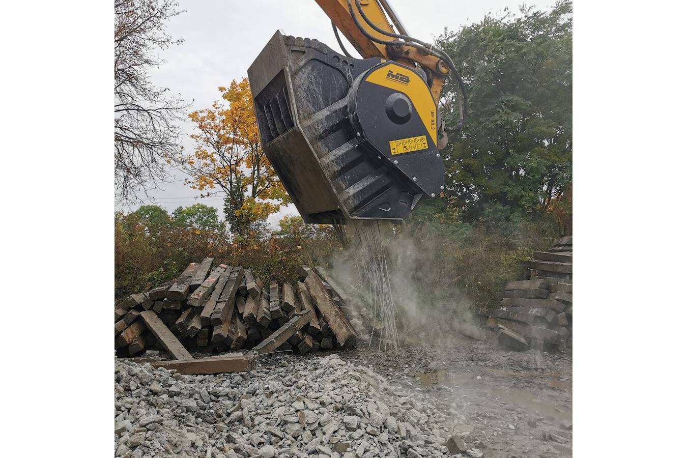 Rohstoffrecycling leicht gemacht Mit dem Brecherlöffel MB BF80.3 S4 werden Bahnschwellen bei Diringer & Scheidel recycelt