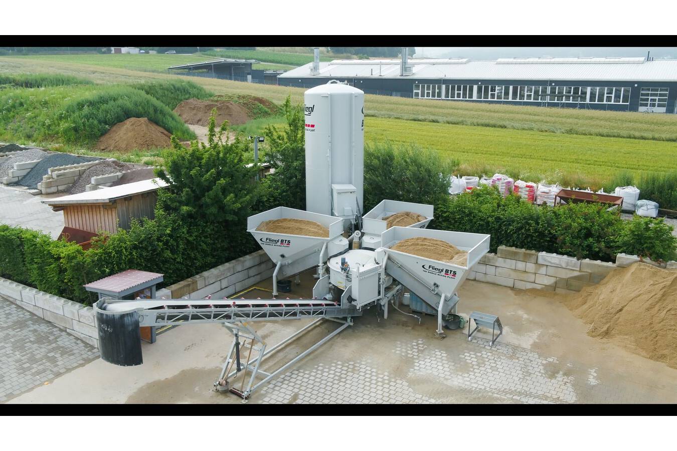 Fliegl Betontankstelle – Mit Frischbeton zum Bauerfolg Mit der Fliegl Baukom Betontankstelle BTS können Sie Ihren Frischbeton einfach und schnell selberzapfen Somit wird Ihre Baustelle zum absolutem Hit. Für den Heimwerker, als auch für den Profi-Kleinabnehmer