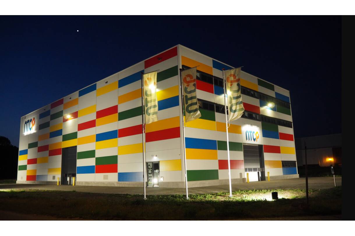 Das farbenfrohe Gebäude des NTCP - das erste unabhängige Testzentrum für Kunststoffrecycling in Europa mit hochindustriellen Recyclinganlagen. 