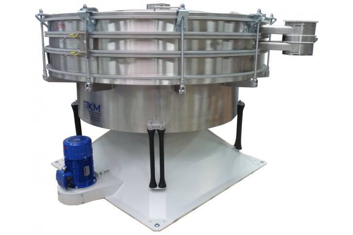 Der Einsatz von Siebmaschinen im PET-Recyclingprozess Im Recyclingprozess von PET-Flaschen wird eine GKM Vibrationssiebmaschine zur Reinigung des Waschwassers der PET Flakes verwendet. Für die Fraktionierung und Entstaubung der fertigen PET-Flakes wird eine GKM Taumelsiebmaschine eingesetzt.