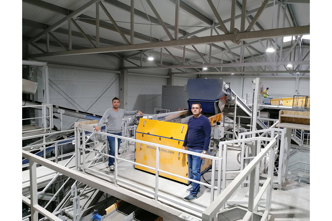 RE-GLASS macht Ungarns Glasrecyclingindustrie fit für die Zukunft Sortiersysteme zur Rückgewinnung hochwertiger, reiner Glasmaterialien. Geplantes Pfandsystem und Kreislaufwirtschaft treiben die Entwicklung voran.
