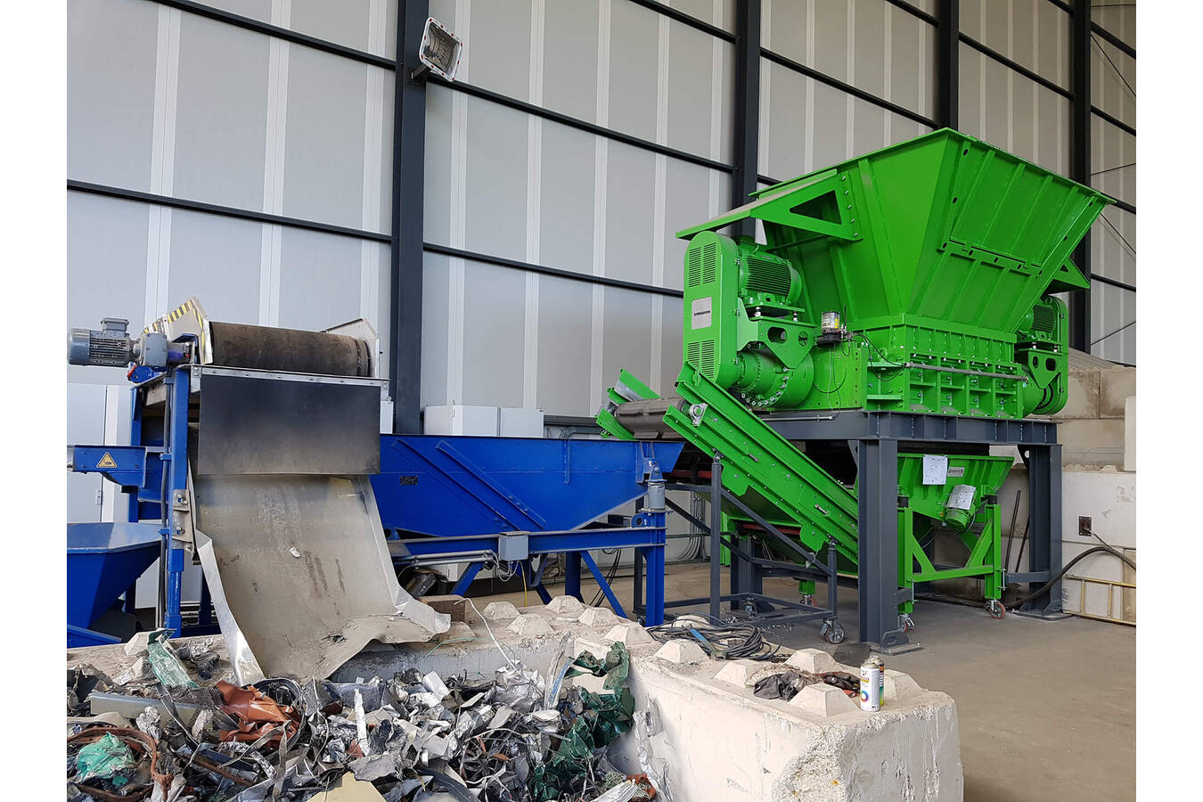 In order to separate the different input fractions from each other, various sorting processes are integrated into the overall plant. In mode A, the aluminium scrap is fed directly into the pre-shredder, the RM1350, by means of a gripper or stacker and the