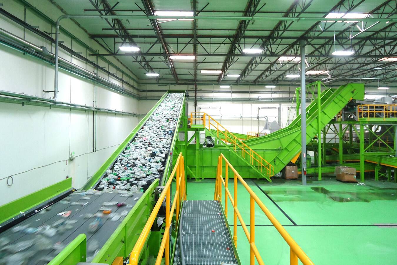 Bezner plastic recycling machines and plants Innovative recycling solutions result in high-quality recycled materials. Bezner’s recycling processes include (color) sorting, cleaning, shredding, granulating, melting and molding. 