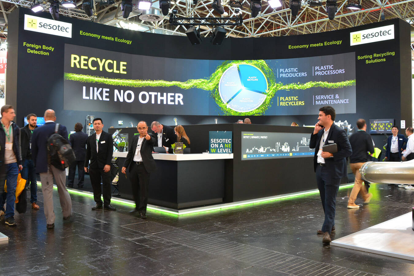 „Für Sesotec war die K-Messe 2022 die beste aller Zeiten“ Erstmals Messestand in neuem, außergewöhnlichem Design