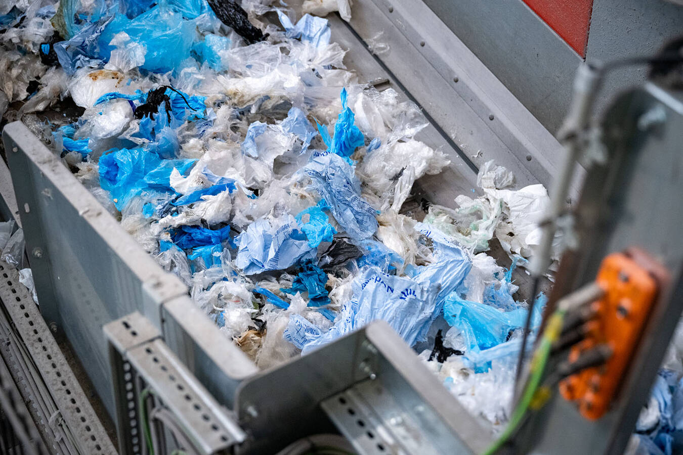 Optimum particle size for NIR sorting. After the bale opening, the films are shredded to an exact size of A4/A3. This enables downstream NIR systems to optimally recognise materials and sort them more efficiently.