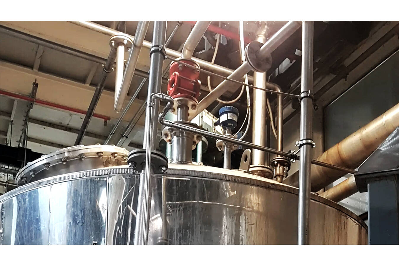 Continuous level measurement of acetone  with melted rosemary To produce natural rosemary extract in Slovenia
a continuous content measurement for several tanks was installed.