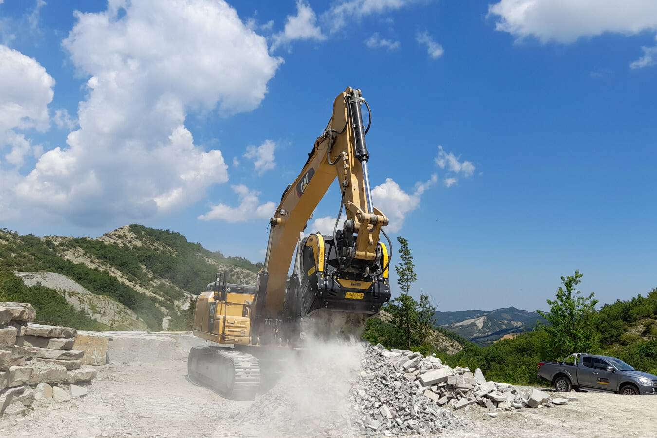 Vom Abfall zur Strasse mit MB Crusher Geräten Mit MB Crusher Geräten, installiert an einem Bagger können Steinbruch- und Verarbeitungsabfälle in den Produktionskreislauf zurückkehren