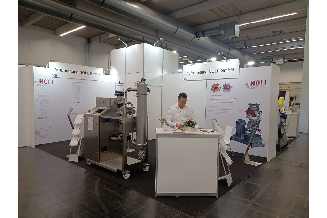 Treffpunkt für Energiesparer. Rückblick NOLL auf der SOLIDS 2023. Zahlreiche Besucher, dringende Energiespar-Anfragen, eine deshalb heiß begehrte Prallstrommühle DemiNo®, und NOLLs neue kompakte Laboranlage 1050.