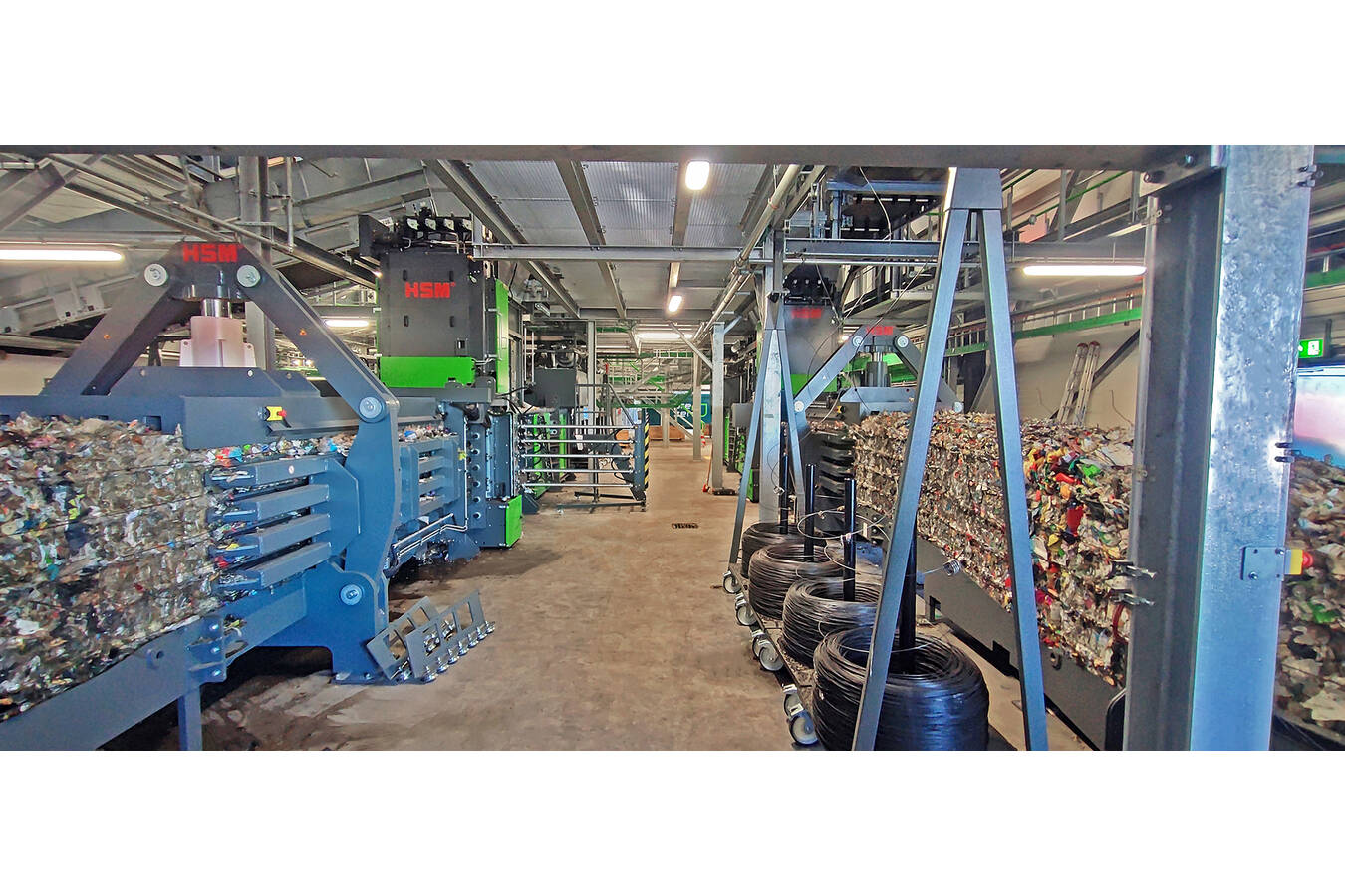Flexibility is the key: horizontal- or cross strapping as required  HSM GmbH + Co. KG offers the largest baling presses in the wide product range, namely the HSM VK 12018 and HSM VK 15020 channel baling presses with a fully automatic cross strapping feature.