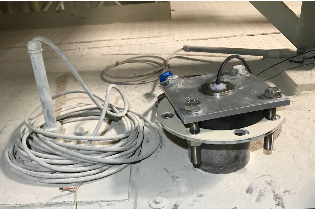 Radar measurement in fine sand of building materials production   A German building materials manufacturer was looking for compatible level sensors in its narrow, high storage silos for very fine sand, among other things.