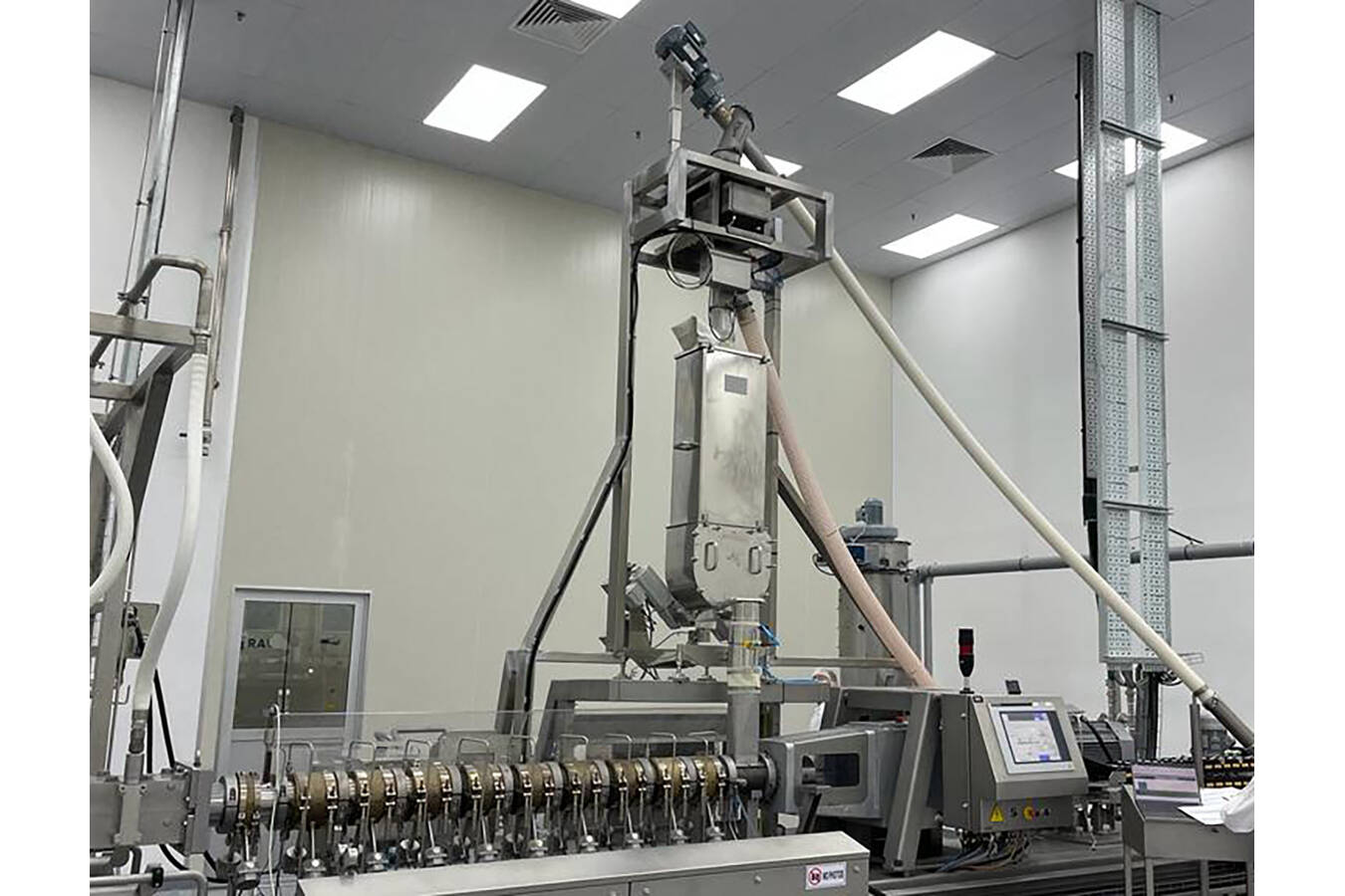 Built into the CREMER production line, the GLS metal detector from Sesotec helps to efficiently meet standards and requirements for safe and sustainable food processing.