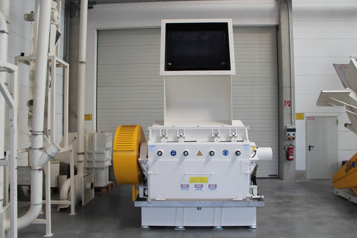 Cutting mills with force feeding system cutting mills (granulators) with force feeding device for max. throughput at size reduction. (PET bottles, plastics bottles, canisters, packing materials, containers,...)