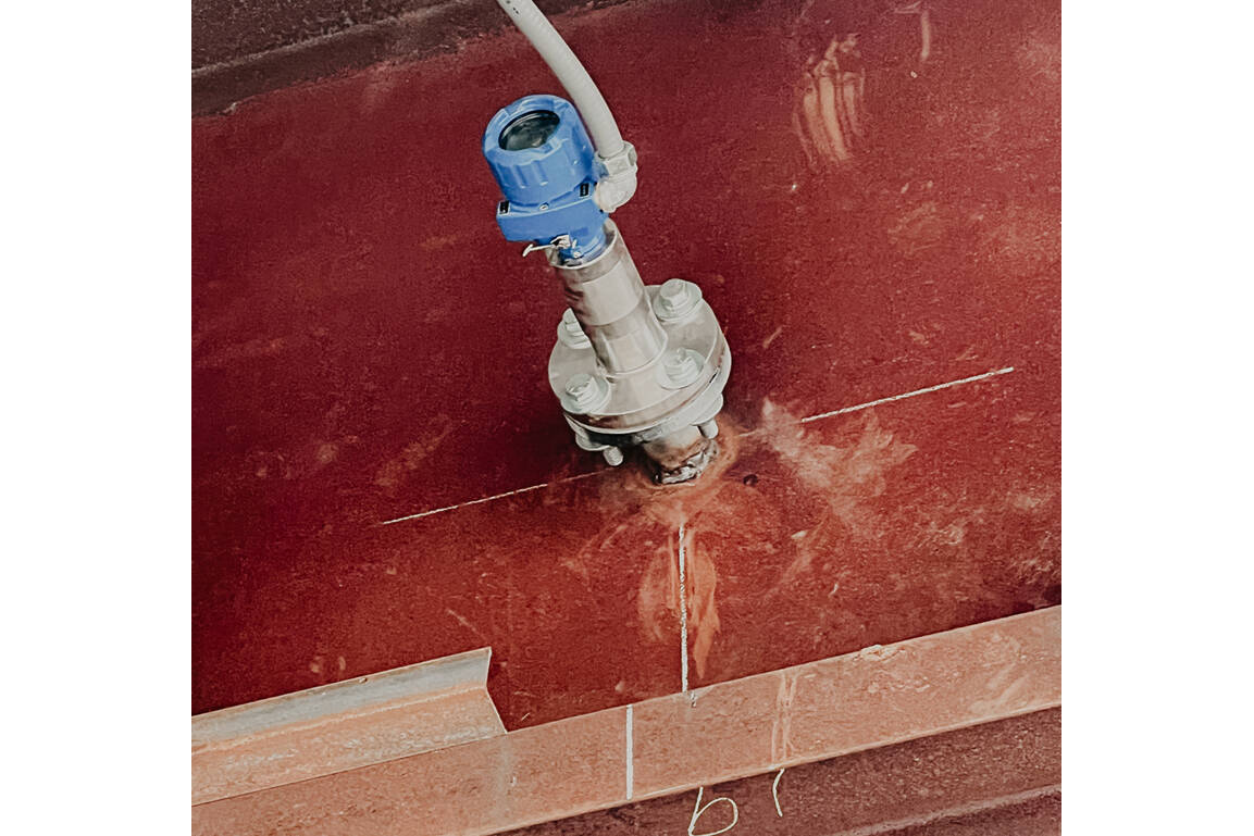 Innovative custom solution with UWT Radar Sensor Solution-oriented: Side-mounted radar sensor for continuous level measurement on fly ash hoppers 