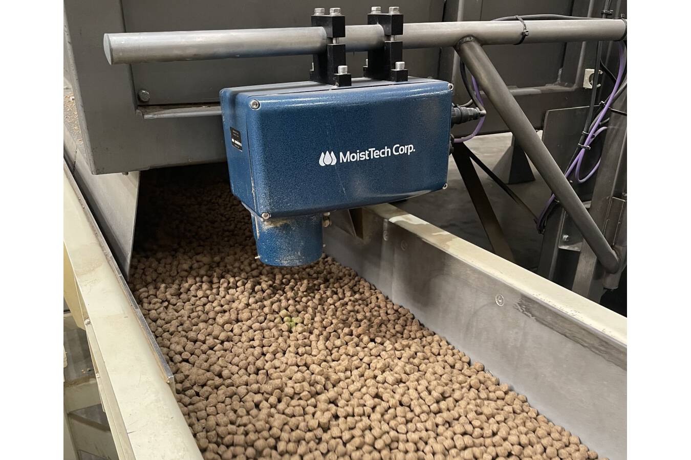 Revolutionizing Pet Food Production with the IR3000-F Moisture sensor Unparalleled Accuracy and Reliability Improves Quality, Productivity, and Energy Efficiency in the Pet Food Industry. Moisture Control with the IR3000-F Series Moisture Sensor