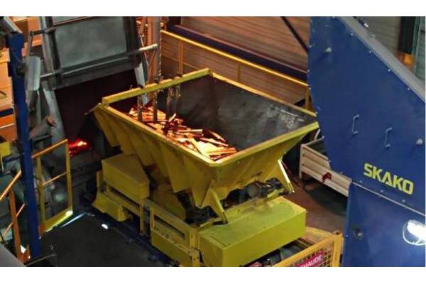 Vollautomatisches Kupfer-Recycling-Beschickungssystem  SKAKO hat in Zusammenarbeit mit einem ihrer Kunden ein Kupfer-Recycling-Beschickungssystem entwickelt
