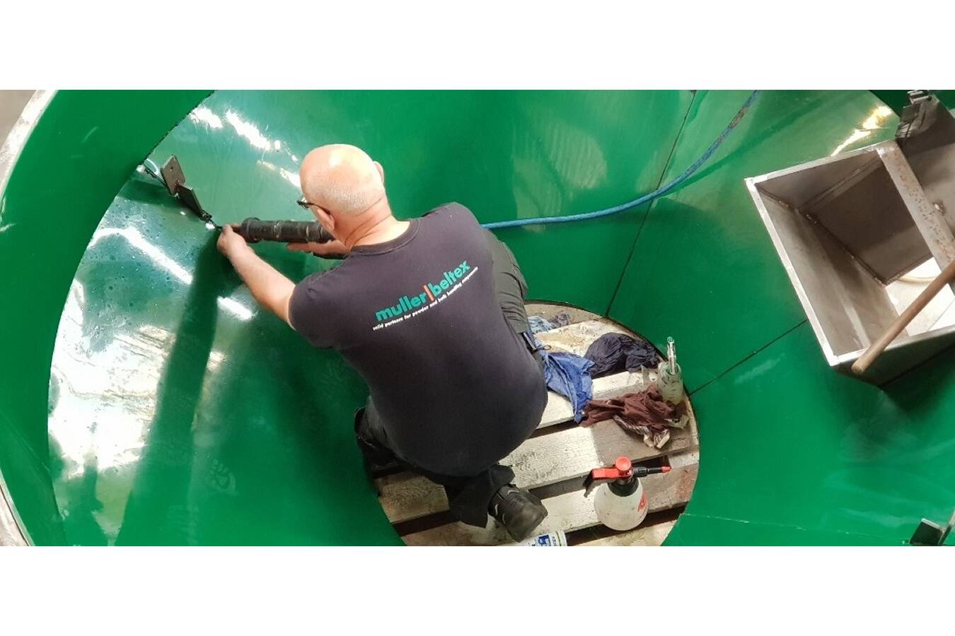 Extend the service life of machines with Kryptane lining At Muller Beltex, we offer you an innovative solution that not only prevents wear, but also significantly extends the service life of your systems: Kryptane sheeting.