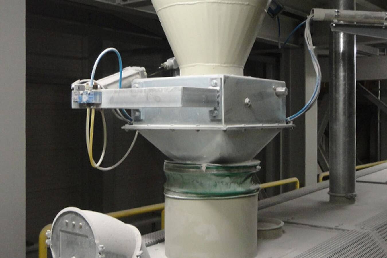 Free-flow flap shutter with DN 250 (KV250E) in the glass industry