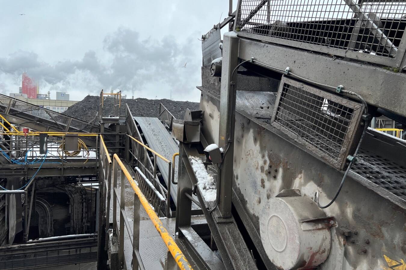 Wireless monitoring of heavily loaded bearings prevents downtime Most bearing damage occurs due to material fatigue as a result of continuously varying loads. To tackle this problem, an advanced system for wireless monitoring of bearing temperatures was installed. 