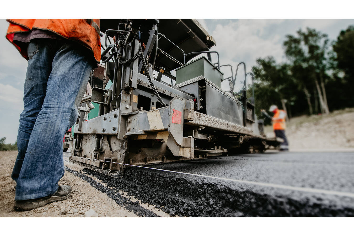 Precise Asphalt Mixture Thanks to Accurate Dosing Solutions for Building and Cement Industry by UWT. Reliable Sensor Technology for Consistent Material Supply in Level and Point Level Measurement