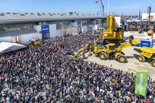 Komatsu auf der Bauma 2025: Eine außergewöhnliche Messe  München wurde seinem Ruf als pulsierendes Zentrum der Baumaschinenindustrie einmal mehr gerecht, denn die Bauma 2025 zog eine beeindruckende Zahl von 600.000 Besuchern aus 200 Ländern an.