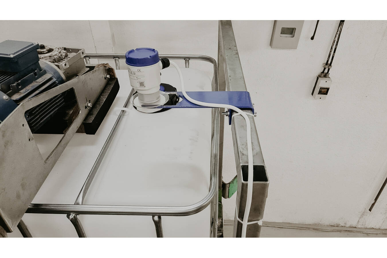 Smart Handling of Aggressive Media UWT Sensors Monitor IBCs from the Outside
