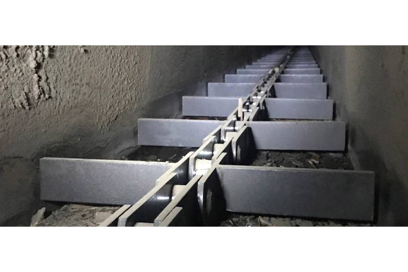 RDF Conveyors: FB Ketten Quadruples Service Life in Cement Plant Through an optimized chain design, FB Ketten increased the service life of an RDF drag chain conveyor to over 19,000 hours. The result for the Swiss cement plant: €70,000 in savings and maximum process reliability.