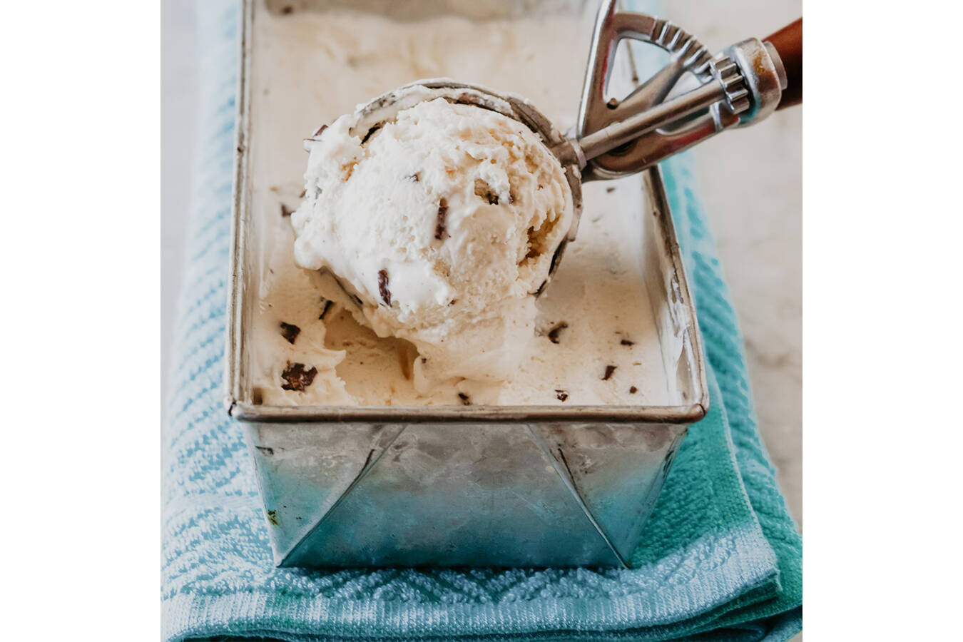 Reliable and Hygienic Ice Cream Production with UWT Level Control To guarantee stable operation, both continuous level measurement and precise point level detection are essential.